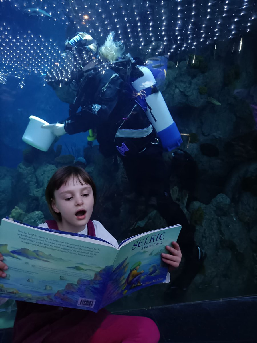 Went to @TheDeepHull and got caught reading when there was a diver in the tank @LakesideYork #getcaughtreading
