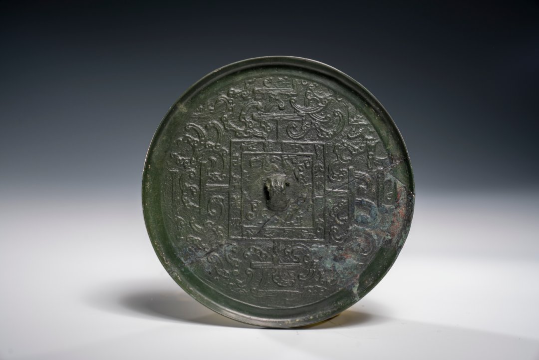 MuseumShanxi's tweet photo. 博局纹镜是汉代流行时间最长的一种镜子，基本上贯穿了汉代整个时期。
博，在古代是一种棋艺游戏，博局就是这种棋艺游戏的棋盘，这也就是博局纹镜名称的由来。博局纹镜上装饰的棋艺游戏就是六博棋。
#中国 #历史 #文化 #青铜镜 https://t.co/jAvkqejKNZ