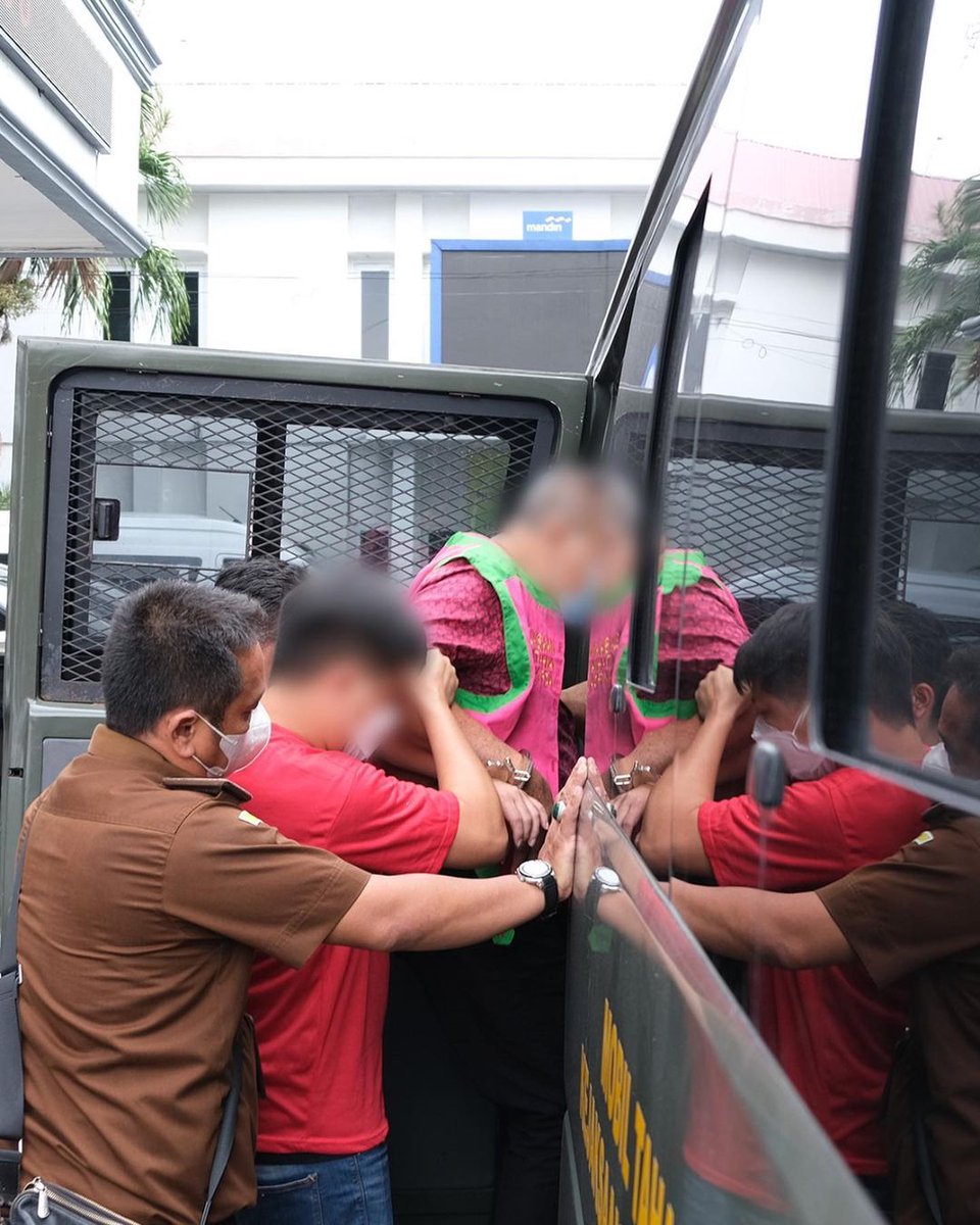 NINU-NINU 🚨🚨

Tim penyidik Direktorat Penegakan Hukum Kantor Pusat DJP menyerahkan tersangka beserta barang bukti penggelapan pajak kepada Jaksa Penuntut Umum Kejaksaan Agung Republik Indonesia di Kantor Kejaksaan Negeri (Kejari) Medan. (Rabu, 1 Februari 2023)
