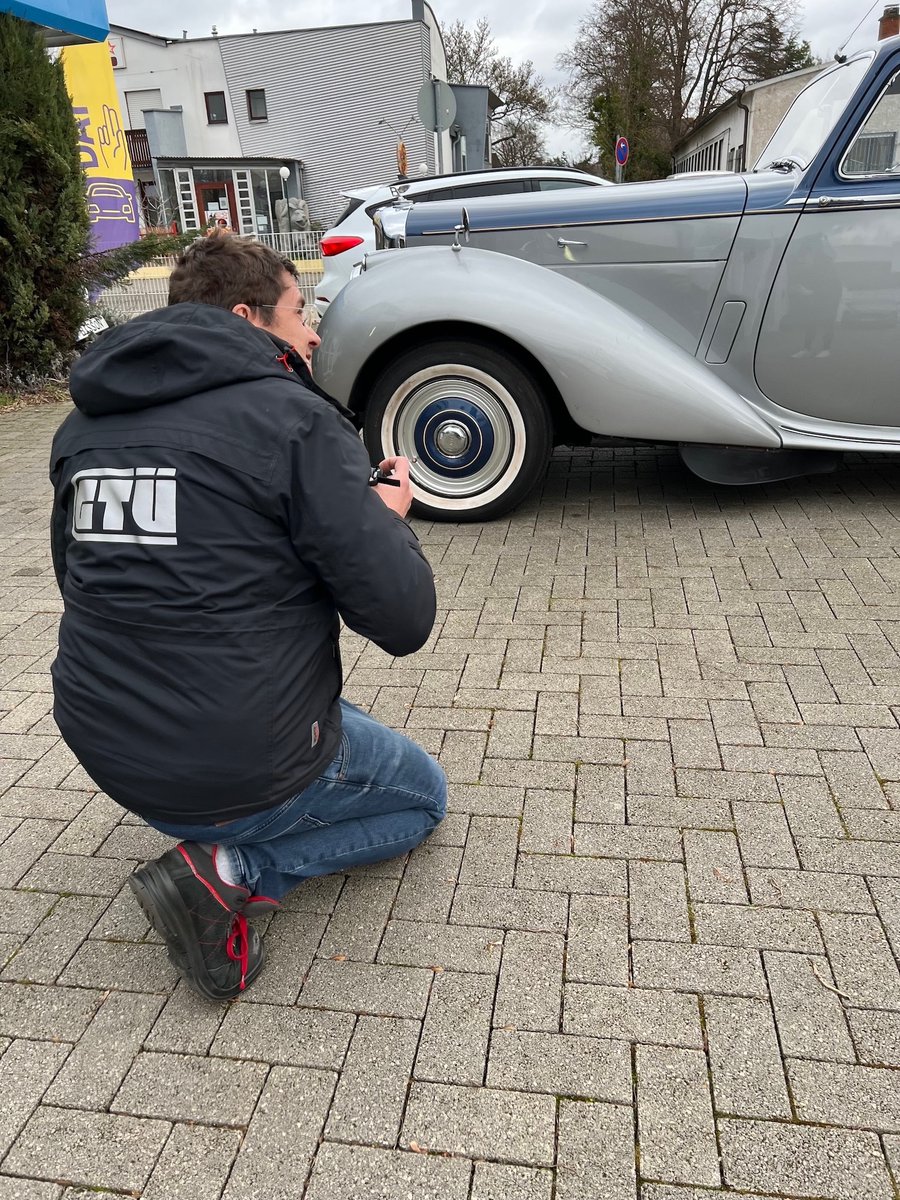 bisson_de1's tweet photo. Unser absolutes Highlight diese Woche: Daniel Roland durfte einen Bentley Sports Saloon für ein Kurzgutachten zur Versicherungseinstufung besichtigen.
#bentley #kurzgutachten #versicherung #bisson #speyer #gutachter #kfzgutachter #sachverstaendiger #rahmenvermessung #dat #onrex https://t.co/1HbOxMkb8c