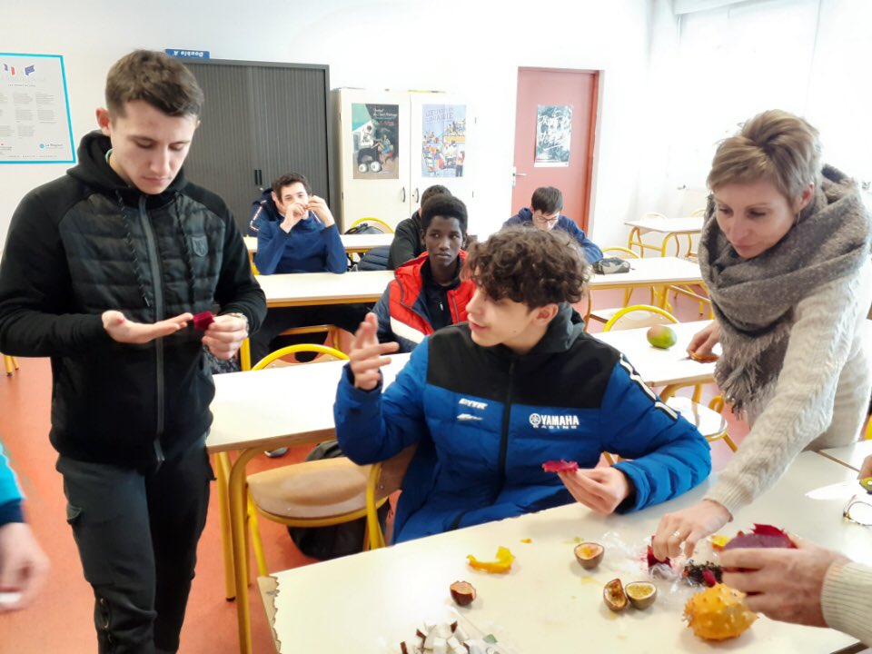 LPEiffel's tweet photo. Les élèves de CAP découvrent depuis plusieurs semaines l’album LA TERRE EST MON AMIE de @maiabrami dans le cadre du prix EC(h)o-Lecteurs. Les professeurs ont organisé une dégustation de fruits exotiques découverts en le lisant ! De quoi voyager avec tous les sens ! https://t.co/xn0TNfHkE6