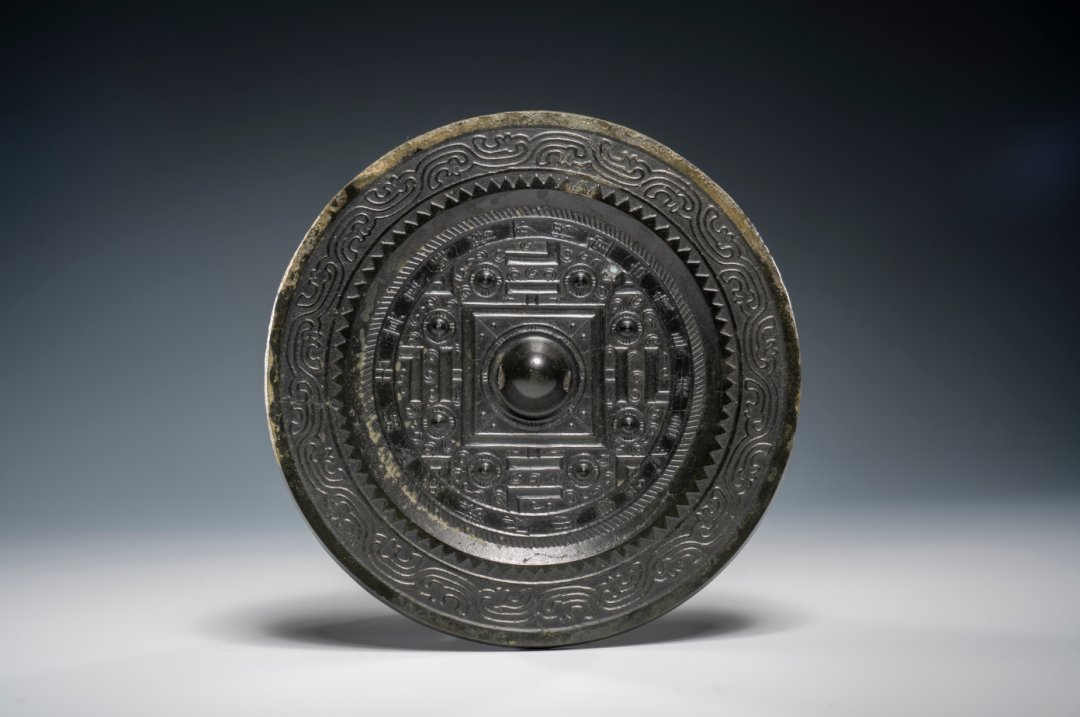 MuseumShanxi's tweet photo. 博局纹镜是汉代流行时间最长的一种镜子，基本上贯穿了汉代整个时期。
博，在古代是一种棋艺游戏，博局就是这种棋艺游戏的棋盘，这也就是博局纹镜名称的由来。博局纹镜上装饰的棋艺游戏就是六博棋。
#中国 #历史 #文化 #青铜镜 https://t.co/jAvkqejKNZ