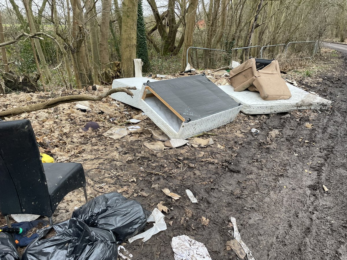 TheBentonator's tweet photo. @TomWRoss @Saratodd16 @TraffordCouncil @LocalTrafford @PlasticBusters and the crap is still here! Reported over a week ago.  #flytipping #rubbish #bankymeadows #sale https://t.co/WBEKnTH3NU