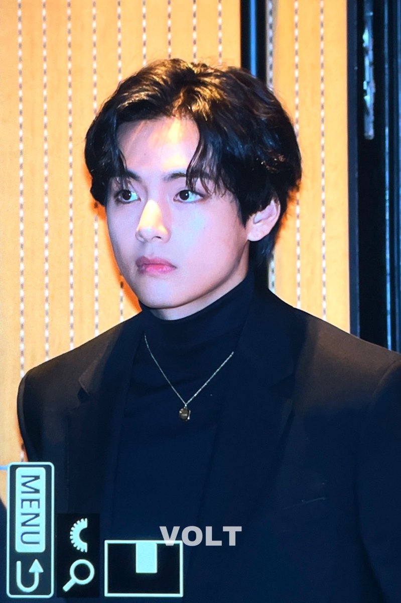 VOLT1230's tweet photo. [PRE] 230203 서진이네 제작발표회 퇴근

#방탄소년단 #BTS #V #뷔 #태형 @BTS_twt https://t.co/dARc87lU5E