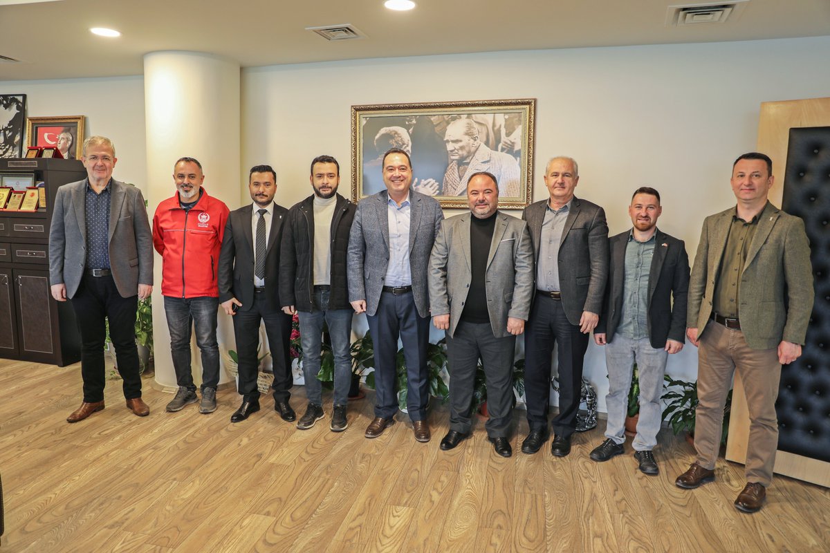 Çalışan, üreten, evine ekmek götüren işçilerimizin alın teri bizim için çok kıymetli.

Belediye-İş Sendikası ile yaptığımız toplu iş sözleşmesi sonucunda, %108 artış ile en düşük işçi maaşı 11 bin 300 TL olmuştur.