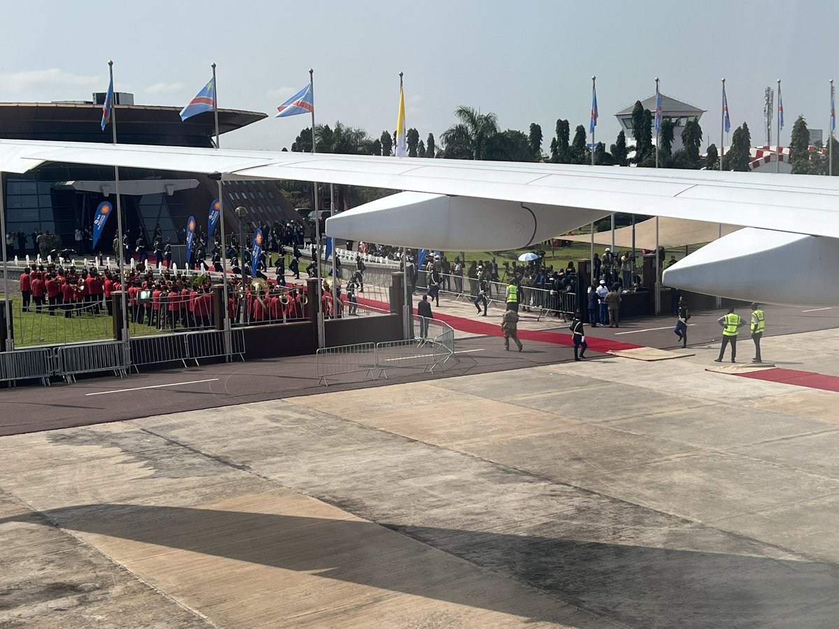 Nach drei Tagen in der #DRCongo #Kinshasa geht es für den <a href="/Pontifex/">Pope Leo XIV</a> und uns jetzt weiter nach #SouthSudan #Juba #dpareporter <a href="/dpa/">dpa</a> #PopeInDRC #PopeInSouthSudan
