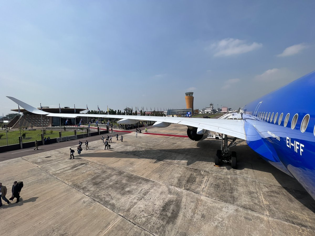dpaschwarz's tweet photo. Nach drei Tagen in der #DRCongo #Kinshasa geht es für den @Pontifex und uns jetzt weiter nach #SouthSudan #Juba #dpareporter @dpa #PopeInDRC #PopeInSouthSudan https://t.co/zhpBAepUl2