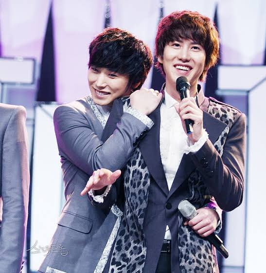 AgInKNP's tweet image. ช่วงนั้นคือสิงเด็กดี อ่านอยู่คู่เดียวเลยคือ #KyuMin จิ้นหนักจนขนาดที่ต้องไปตลาดฟิคเพื่อซื้อนิยายเป็นเล่มมาเก็บไว้ เวลาออกรายการอะไรก็ต้องมาจ้องนั่งส่องรอโมเมนต์ตลอด 😂