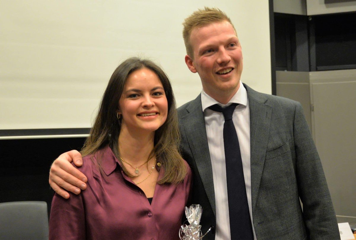 boyscholtze's tweet photo. Een bijzondere eerste raadsvergadering voor mij, waarin ik direct een nieuwe wethouder én nieuw raadslid mocht installeren. Gefeliciteerd Tim en Ysima. En natuurlijk Danique, die nu als jongste fractievoorzitter van NL de VVD-fractie leidt. (Foto’s G. Van Vugt) #Drimmelen #Made https://t.co/3Rd1zybAXC