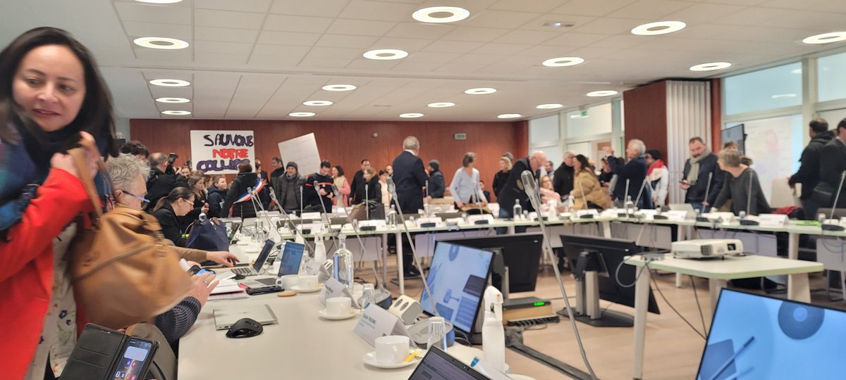Séance publique au département des <a href="/DeuxSevres/">79 le Département</a>... avec beaucoup de public pour s'opposer au plan collège 2050 proposé par la présidente. #nonconcertation #fermeturesannoncées