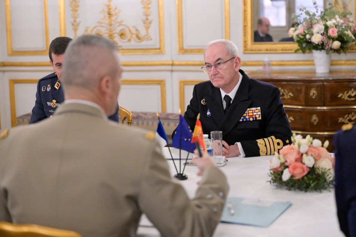 Heureux d’accueillir mon homologue 🇪🇸, l’amiral Calderón avec les honneurs militaires. La réunion de travail qui a suivi confirme l’excellence de notre relation militaire bilatérale, essentielle pour comprendre et relever les défis stratégiques aux abords de l’Europe.