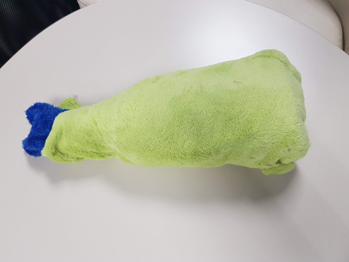 Máme ty nejlepší zákazníky 🧡⚡ Dnes nám dorazil od klienta balík s použitým náhradním dílem a ''cosi'' pečlivě zabalené v ručníku 🎁. Zkuste uhodnout, co to bylo🥃🍑 Děkujeme, dáme si na zdraví vás všech  😉🥂🍀