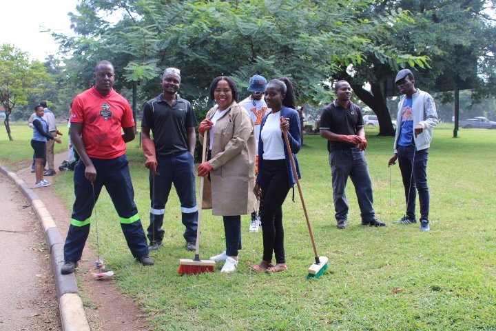 It's the first Friday of the month and #TeamCottco participated in the Presidential Clean-up Campaign

#CleanCities
#CleanUpCampaign