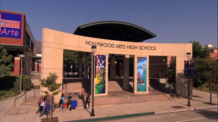 el lunes otra vez a hollywood arts 🙄🙄