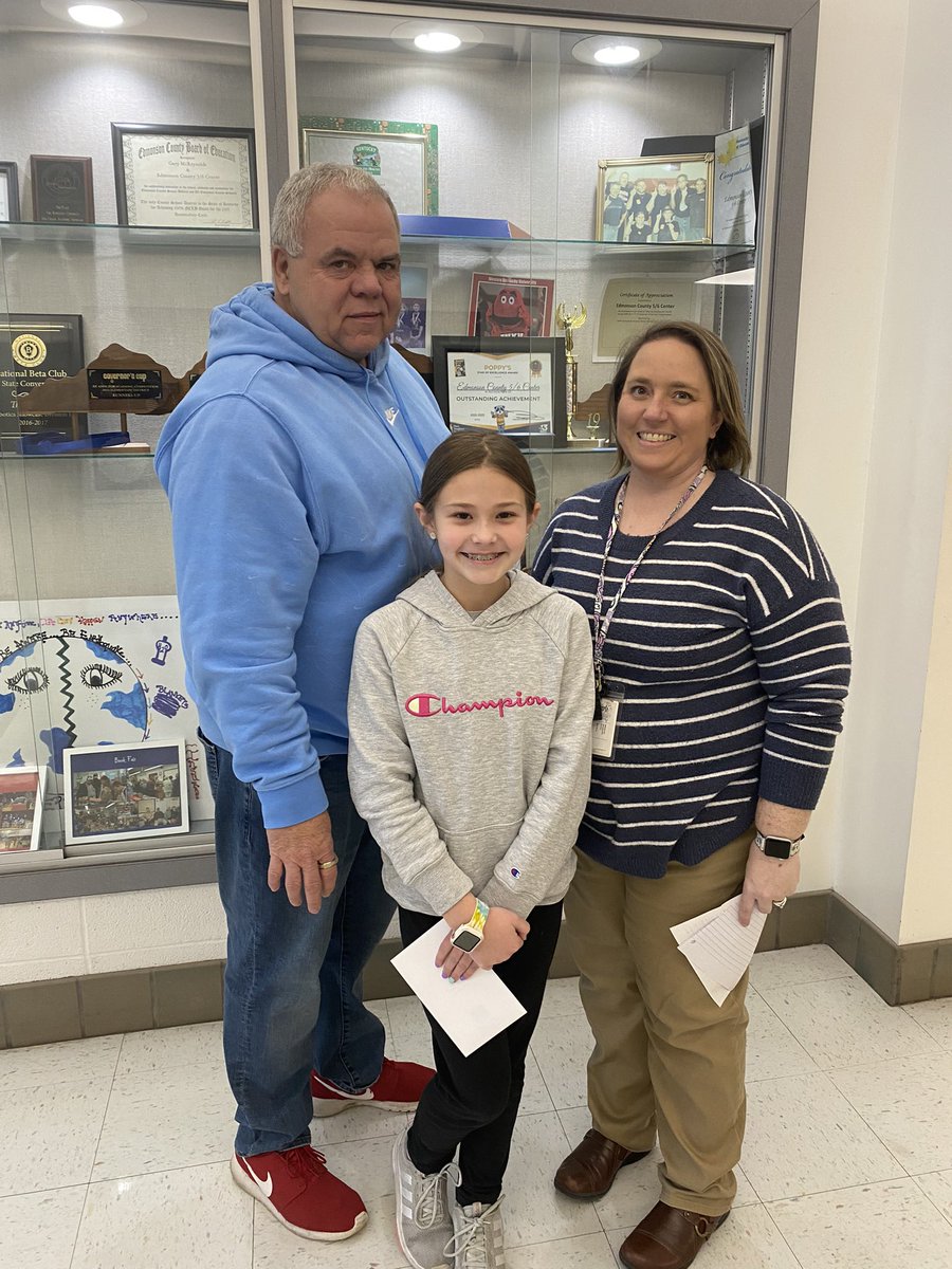3rdRetiredTeach's tweet photo. Edmonson County RTA’s AARP Grandparent Essay winner is McKenna Browning. Pictured with her is teacher Angie Hughes along with Edmonson County RTA President Bobby Duncan. #AARPKy #KRTA #TDRTA #ThirdDistrictRTA https://t.co/hsqMZfQiS2