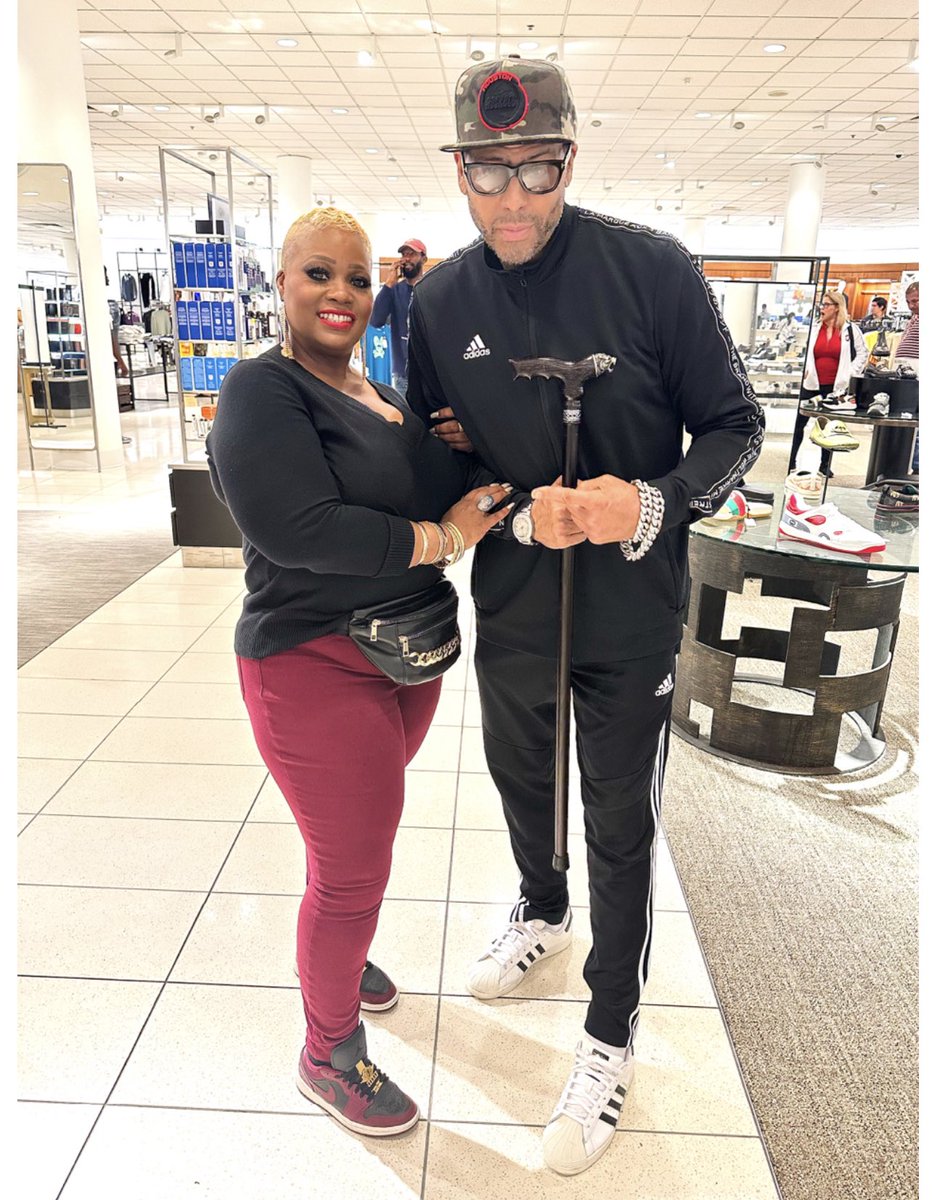 OfficialAlBSure's tweet photo. #AlBeez 🐝 I love meeting random people w/ phenomenal stories of their medical journey. Say👋🏽 to Ms.K! Thank you for sharing your triumphant journey w/ the OG. I’m truly inspired by your amazing #Courage2Conquer. Today begins this series of highlighting (S)hero’s on the go! 🏆 https://t.co/LidDAEfS14