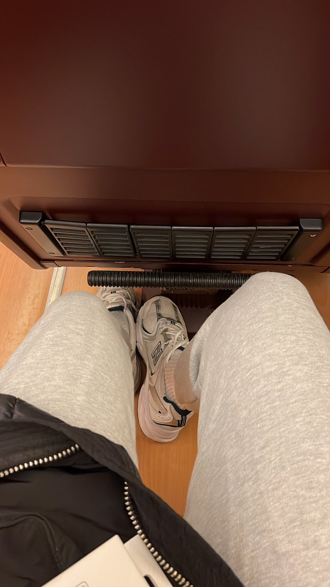 RaquelBonilla92's tweet photo. Vuelta a sevilla , otras 8 horitas en tren … súper guay para ser viernes 👌🏼 https://t.co/EkQHLZpxiD