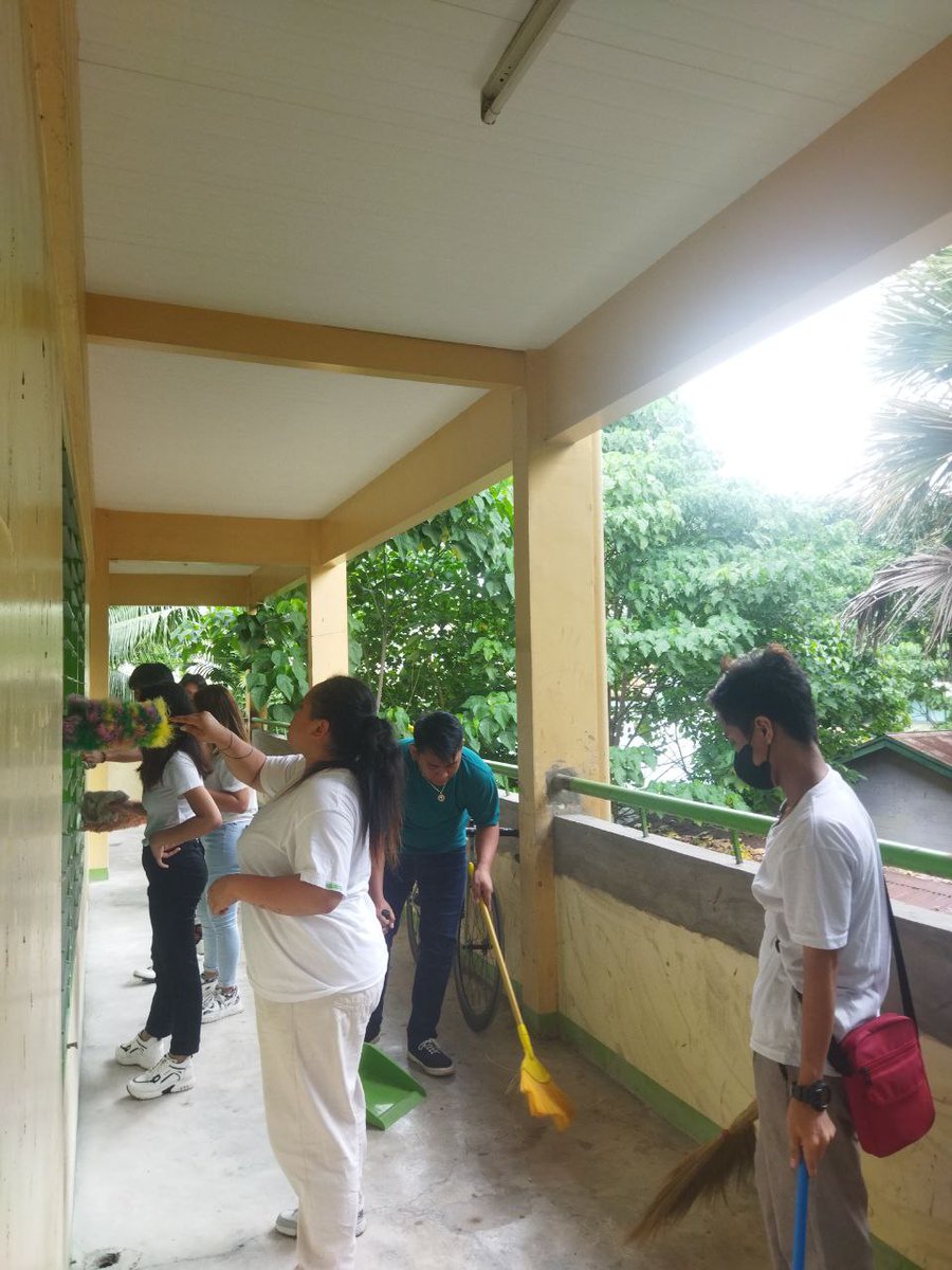 opportunity2_0's tweet photo. π 77 @DepEd_PH #AlternativeLearningSystem learners from districts of Sta. Ana, Matina, and Davao Central conducted a clean-up drive in their local eSkwela Learning Center. https://t.co/H54ySFOm7i