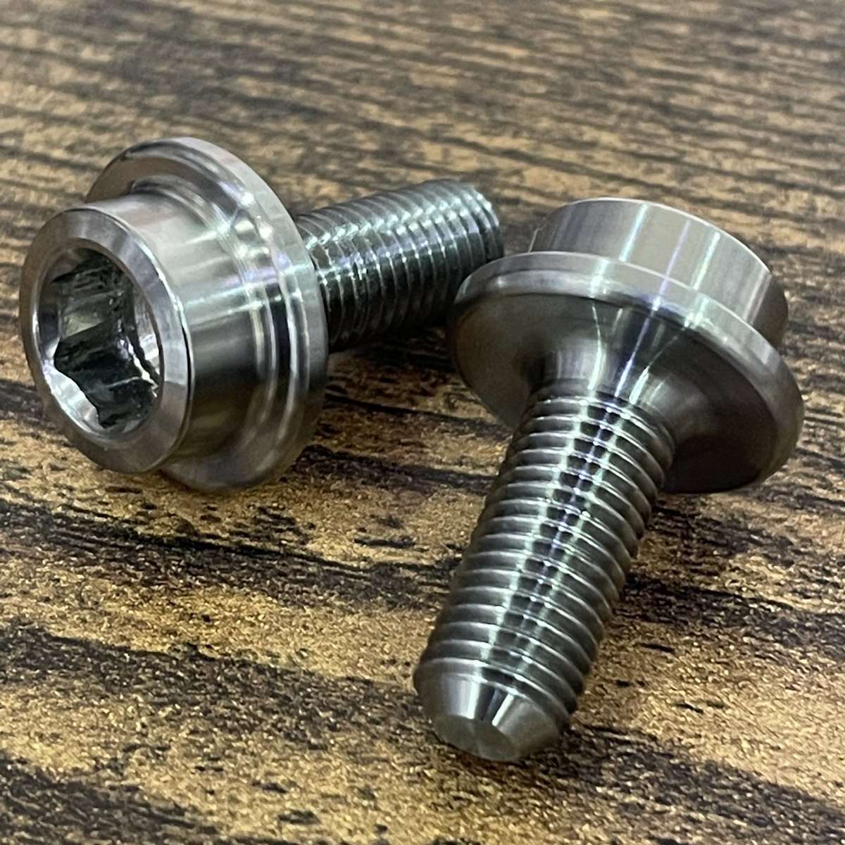 CircleTraders's tweet photo. 90年代はみんなチタンが大好きだったよね。
メーカー不明のチタンフィキシングボルト　クランクの奴ね！

#mtb #マウンテンバイク https://t.co/uPiqNlDyJE