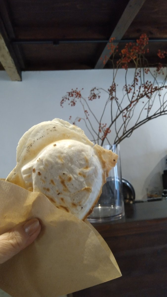 zumichans's tweet photo. 本日のリハビリ散歩で見つけた
関東大震災後に建てられた長屋

内部見るよりも
鯛焼きを味わうのを優先 笑
お芋のアンが歯触りよくてうんまい😋

#墨田区
#曳舟カフェ
#ニューオープン
#リノベカフェ
#鯛焼き 
#offCoffee
#また食べてると言わないで
#やさしいお姉さんがいた https://t.co/4cIpQp9yFx