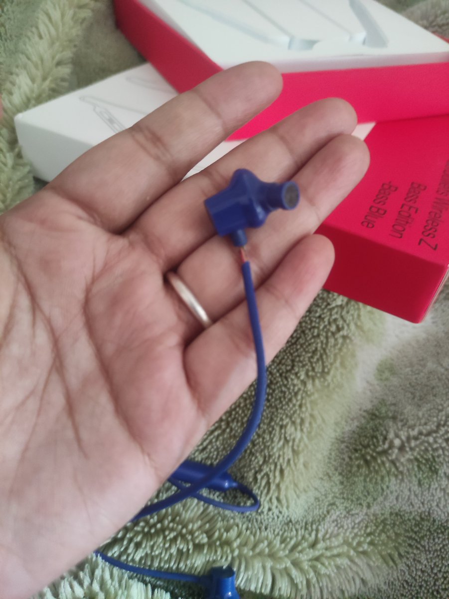 AyuLodha's tweet image. @OnePlus_IN @oneplus 
Sends a neckband because it isn't turning on, le centre says it's damaged wire cancels the repair sends a damaged product back which is turning on. 
#OnePlus #oneplusscam