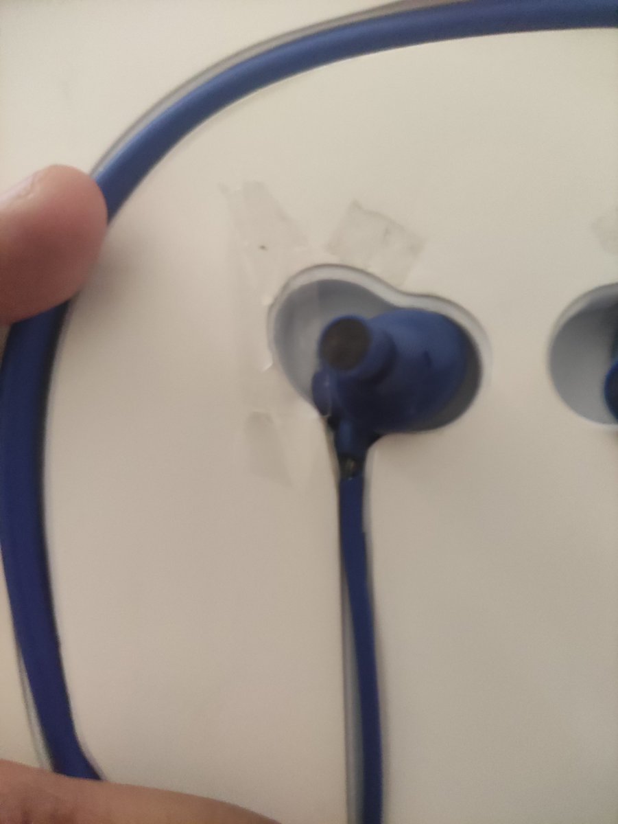 AyuLodha's tweet image. @OnePlus_IN @oneplus 
Sends a neckband because it isn't turning on, le centre says it's damaged wire cancels the repair sends a damaged product back which is turning on. 
#OnePlus #oneplusscam