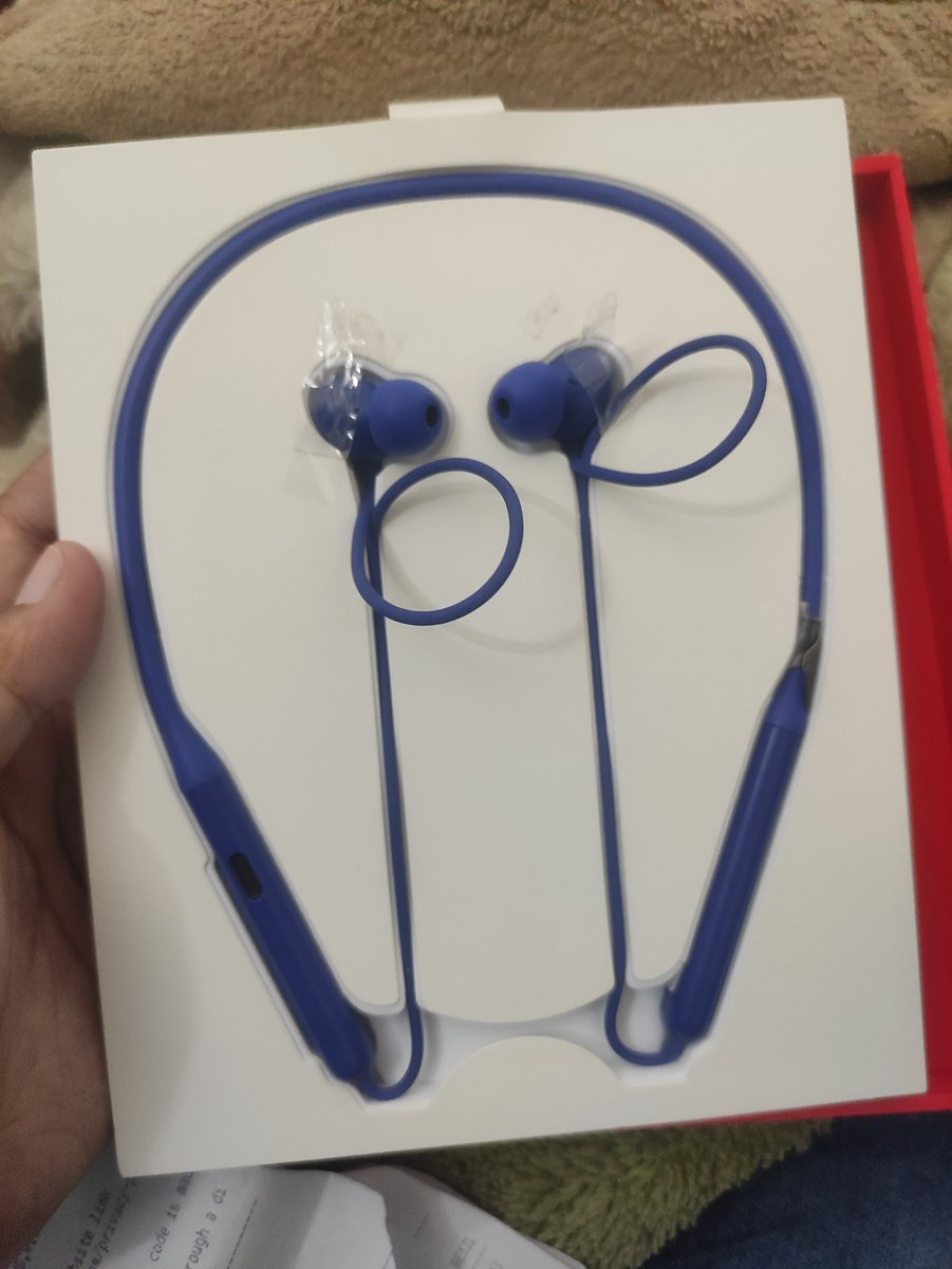 AyuLodha's tweet image. @OnePlus_IN @oneplus 
Sends a neckband because it isn't turning on, le centre says it's damaged wire cancels the repair sends a damaged product back which is turning on. 
#OnePlus #oneplusscam