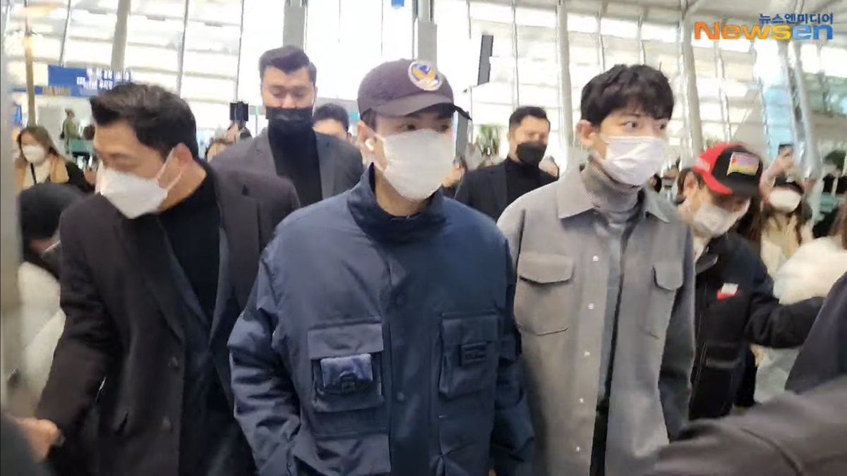 oshcuddles's tweet photo. SEHUN AND CHANYEOL AIRPORT PREVIEW!!!!! 🥹 https://t.co/LUvjpNf6x3