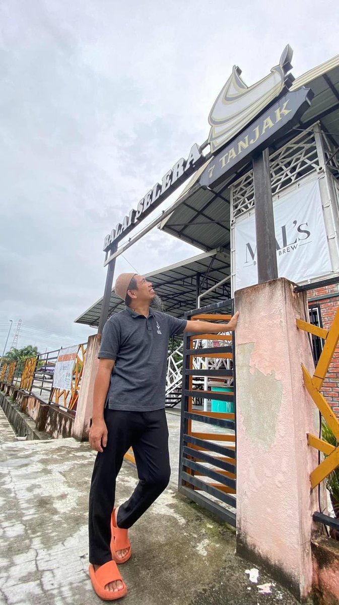 zarastore5's tweet photo. 2020 - Mula semula, bukak khemah gerai di Pulai Serkam . Selepas Kelas BSG, TGP  @brcdotmy . Apa yang ada, kita jalan.

2022 - Mula semula , pindah ke Kedai di Bandar Hilir Melaka . Apa yang ada, kita terus jalan (masih hutang ayam dgn Tuan @bukhariramli 😁 belum sempat hantar) https://t.co/Pnt1TpbR8M