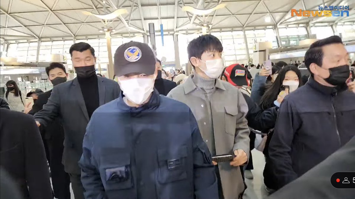 SEHUN AND CHANYEOL AT THE AIRPORT!! 🤍✈️