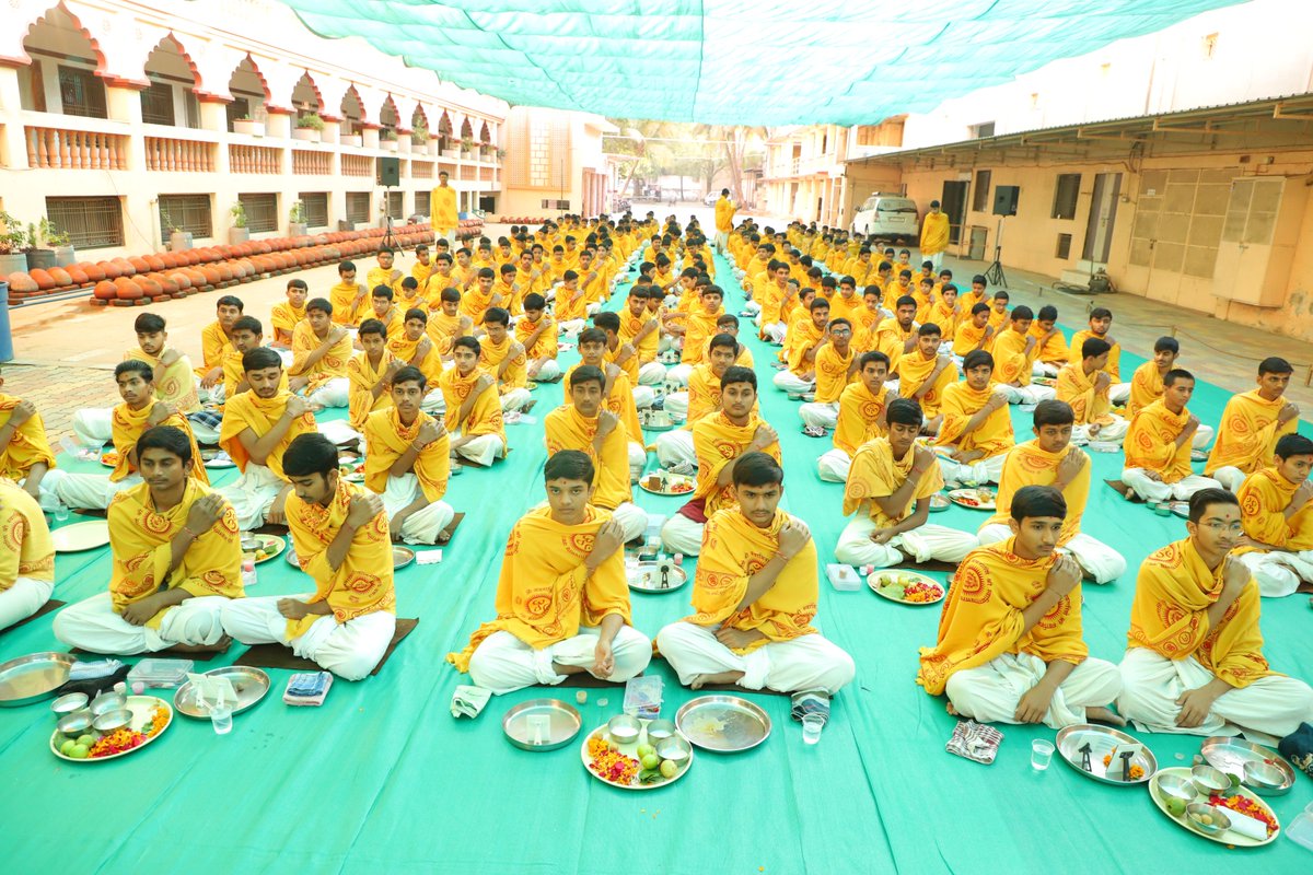 rajkotgurukul's tweet photo. જૂનાગઢ ગુરુકુલમાં પૂ. ગુરુમહારાજનું આગમન અને સમૂહ મહાપૂજા
.
View More Photos : https://t.co/86vTS5vrQa
.
#swaminaraya #rajkotgurukul #junagadh #junagadhcity #junagadhnews #gurumaharaj #welcome #Samuh #pooja #Gurukul #spiritual #explore #morning https://t.co/9bpQUlhl8o