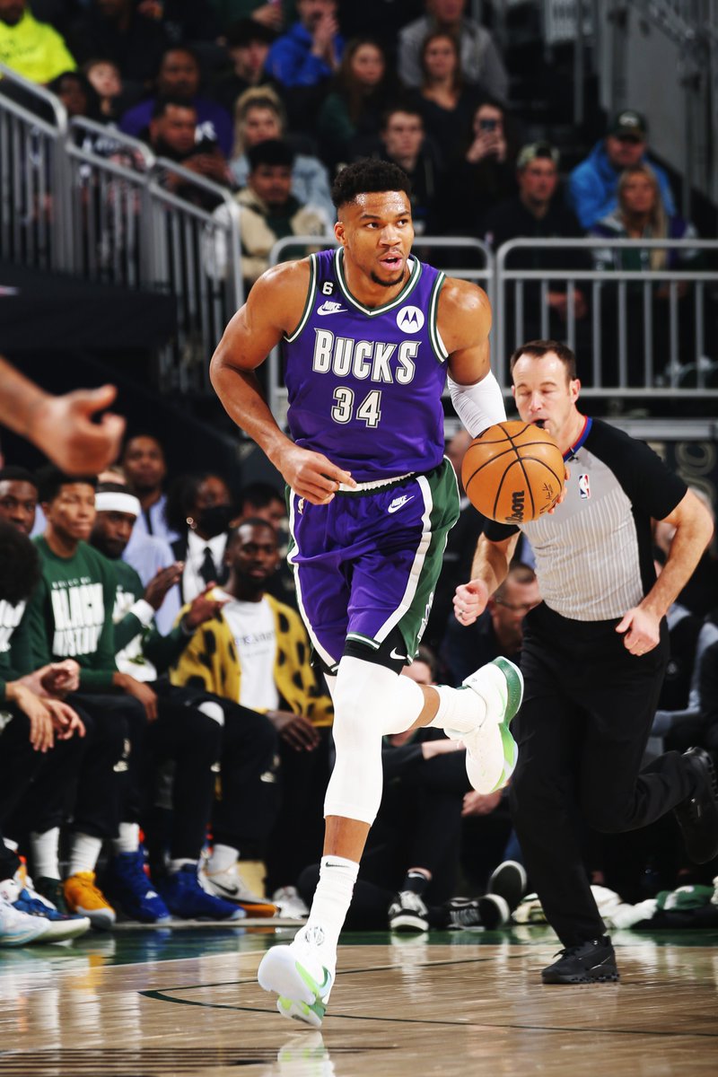 nbastats's tweet photo. Giannis in his last 5:

54 PTS, 18 REB, 2 AST
34 PTS, 18 REB, 4 AST
50 PTS, 13 REB, 4 AST
41 PTS, 12 REB, 6 AST
33 PTS, 14 REB, 4 AST

Freakish 💪 https://t.co/AUzIoZGHbJ