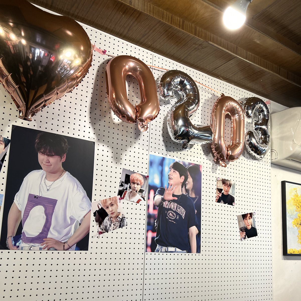 onlyeeu's tweet photo. 규현이 생일 축하해! 🐶
규현이 생일을 맞아 하이준 카페 다녀왔는데
사진 붙어있는거 하나하나 감상하는데 규현이 셀카들 보면서 감탄도 하고, 활동도 돌아보고 좋았어요 ㅋㅋㅋ
마카롱이랑 그립톡 너무 귀여워서 쓰러질 뻔
#오직_규현만을_사랑해
#올해는_검은토끼띠라규
#SweetMoments https://t.co/LVHnIYx6Rp