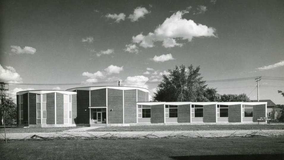 HeritageWPG's tweet photo. Friday Feature: The 1963 St. Vital Library at 6 Fermor Avenue! In 2014 it was the first modernist building to receive a heritage designation in Winnipeg.
📸 1. &amp; 2. ca 1962 - Henry Kalen (St. Vital Library), 3. May 2019 - Google Maps, 4. 2018 - Bridgman Collaborative Architecture https://t.co/yL71GoNywP