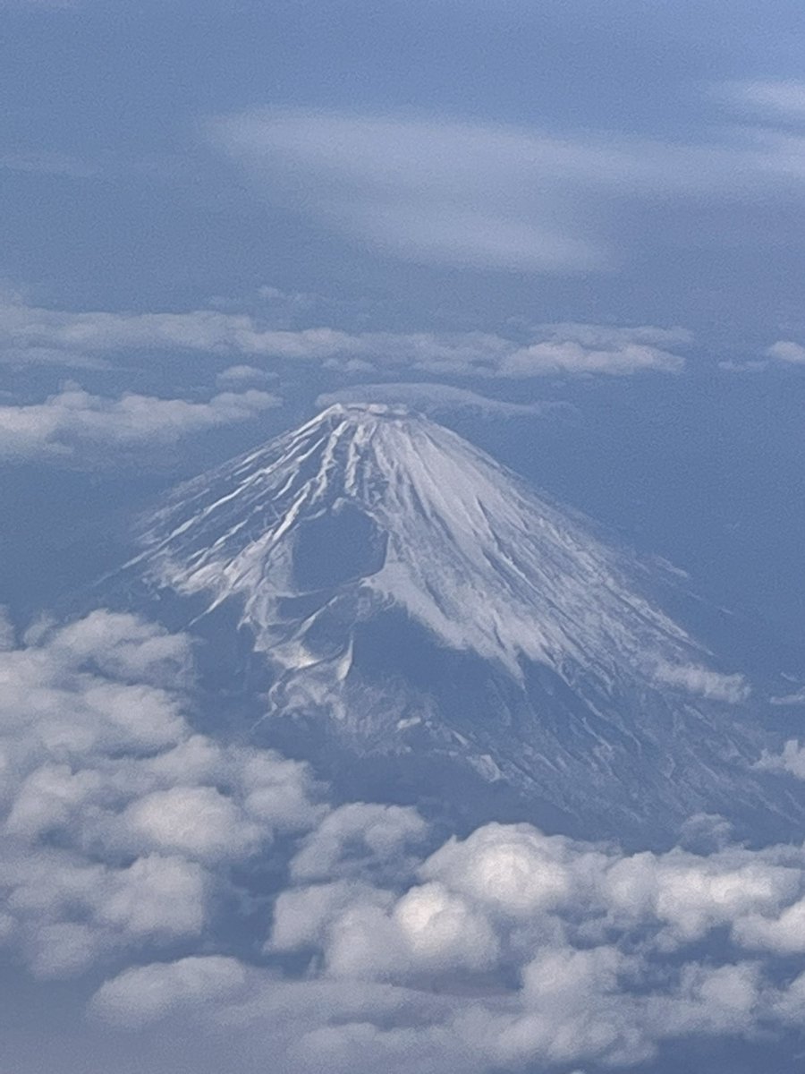 Pt2oV's tweet photo. 上空から今日の富士山です https://t.co/iWKZAO8keM