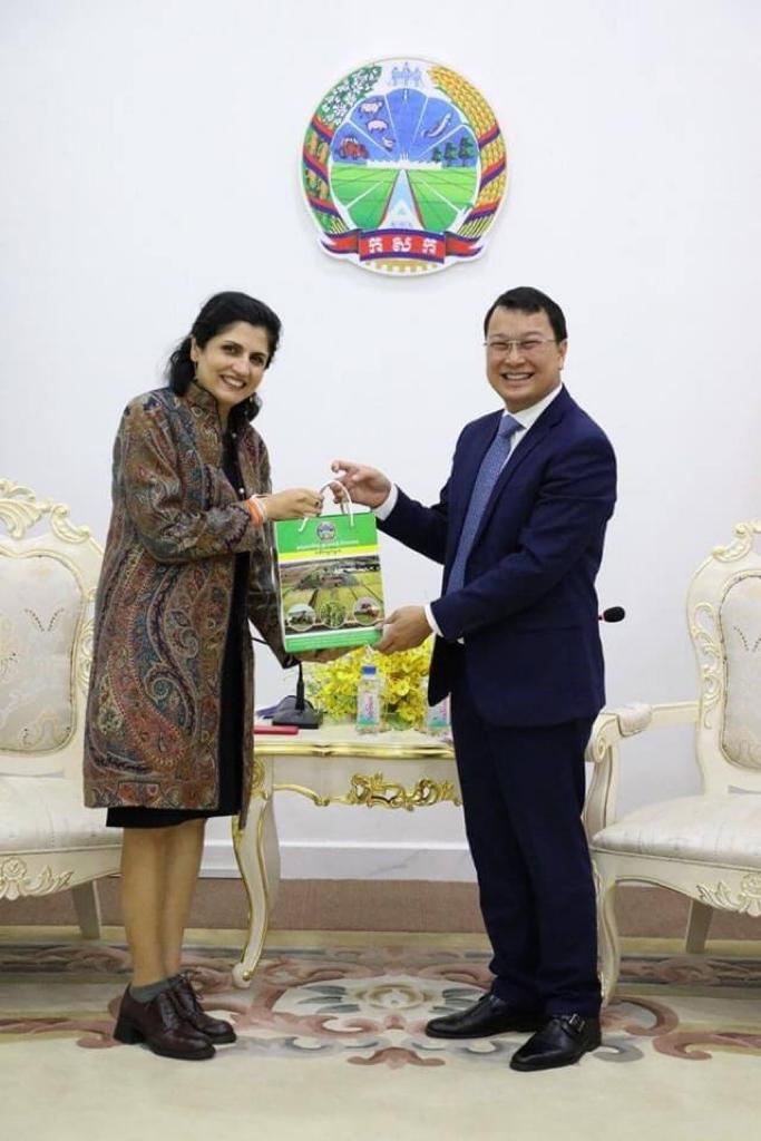 IFADAsia's tweet photo. Together w/ #Cambodia's Minister for Agriculture @TinaDITH, @IFAD AVP @Jo_Puri &amp; Asia Regional Director @ReehanaRaza reaffirmed their commitment to work to supporting small-scale farmers &amp; the rural poor through inclusive &amp; sustainable agriculture. https://t.co/GHQrHpQyfc