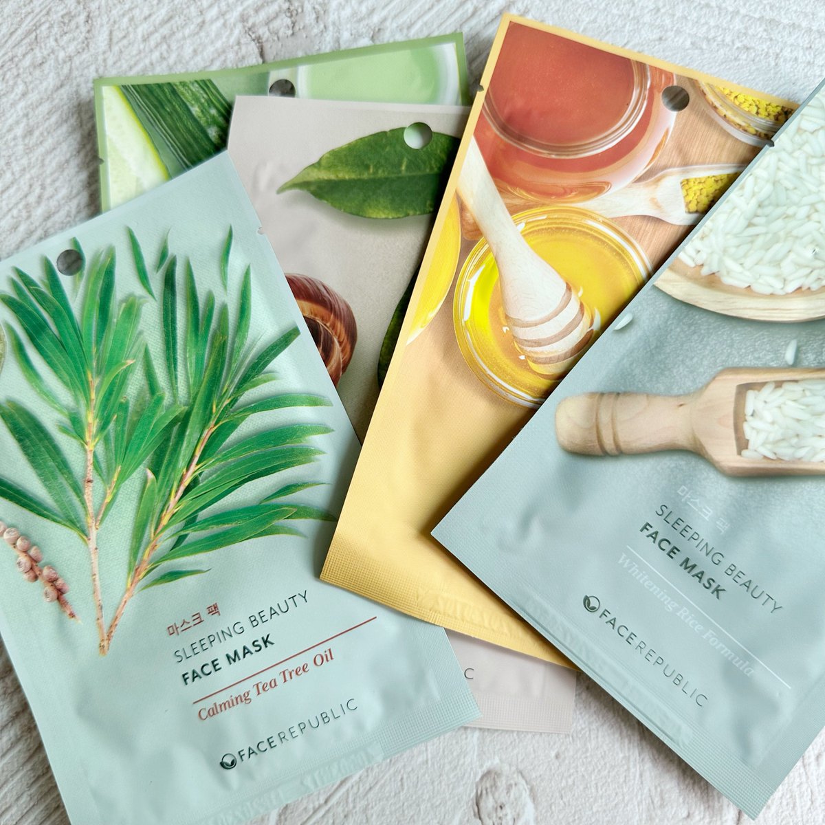 salah satu activity me time favoritku: sheet masking!

recently i just discovered these sheet masks &amp; ini enak deh.. essencenya banyak &amp; lembab bgt di kulit ✨👍🏻