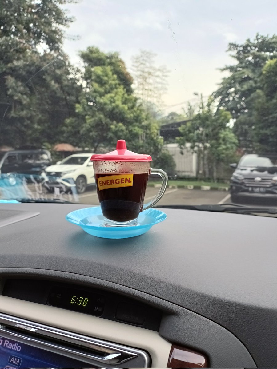 indriaphadi's tweet photo. Jadilah kopi tanpa gula. Apa adanya. Tak perlu berpura-pura manis untuk sebuah keriangan yang dusta #kopipahit #kopihitam #kopitanpagula

Eh kopiku malah nyaru jadi Energen! Hadeeuh! https://t.co/jGoKcDNqoW