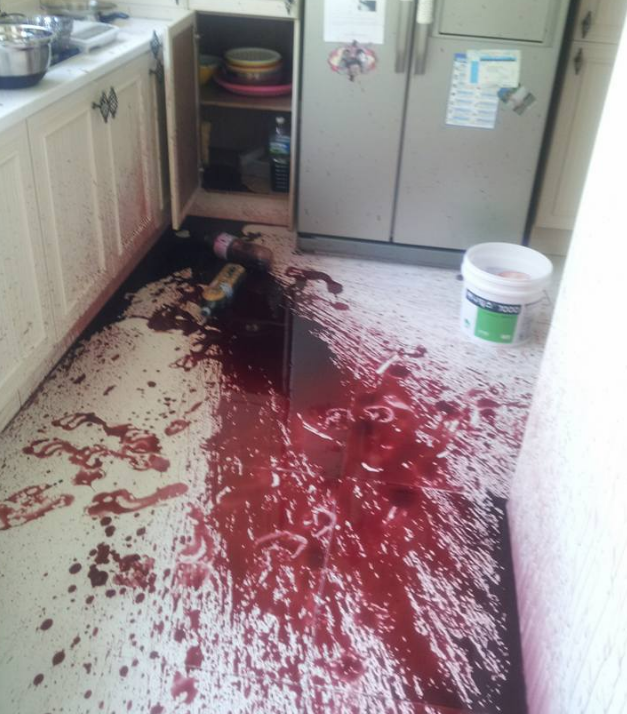 Byongari_112's tweet photo. 이건진짜ㄹㅇ임
상황의 긴박감+실내+유사핏자국 셋 다 있는게 복분자 터짐임 
이것들은 전부 복분자가 터진 상황이며 살해현장이 아닙니다 https://t.co/YXy5MpXHlO