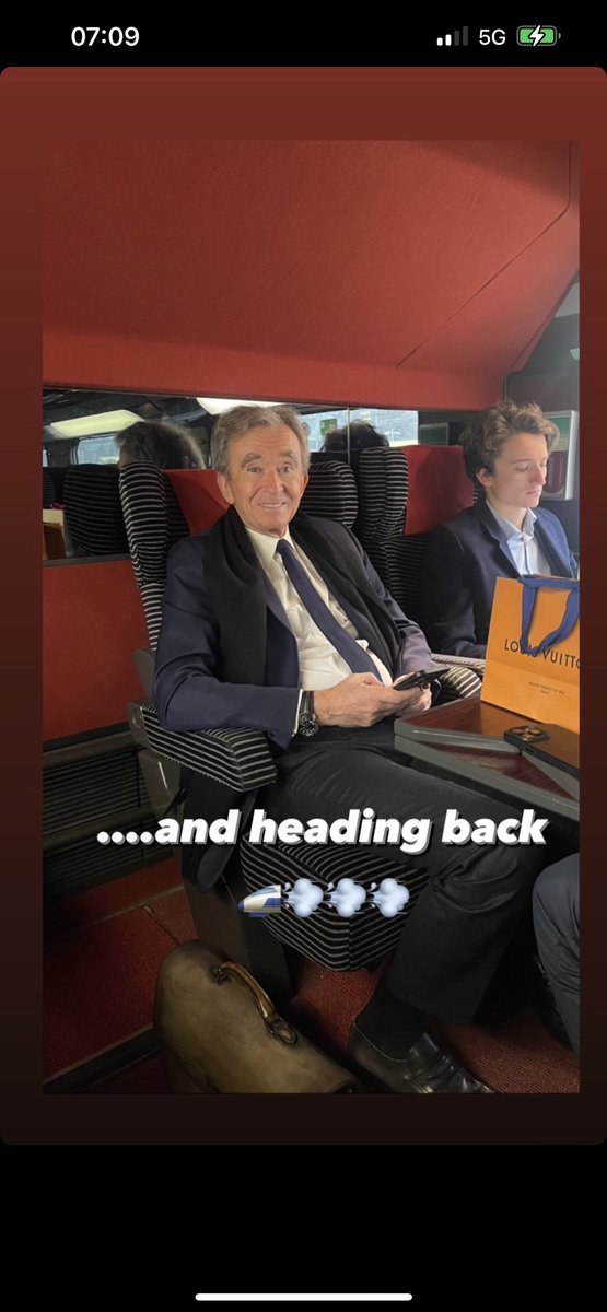 fabricepelosi's tweet image. Le KPI numéro 1 de la com des Arnault sur les réseaux sociaux maintenant c’est le nombre de photos en train 🚊