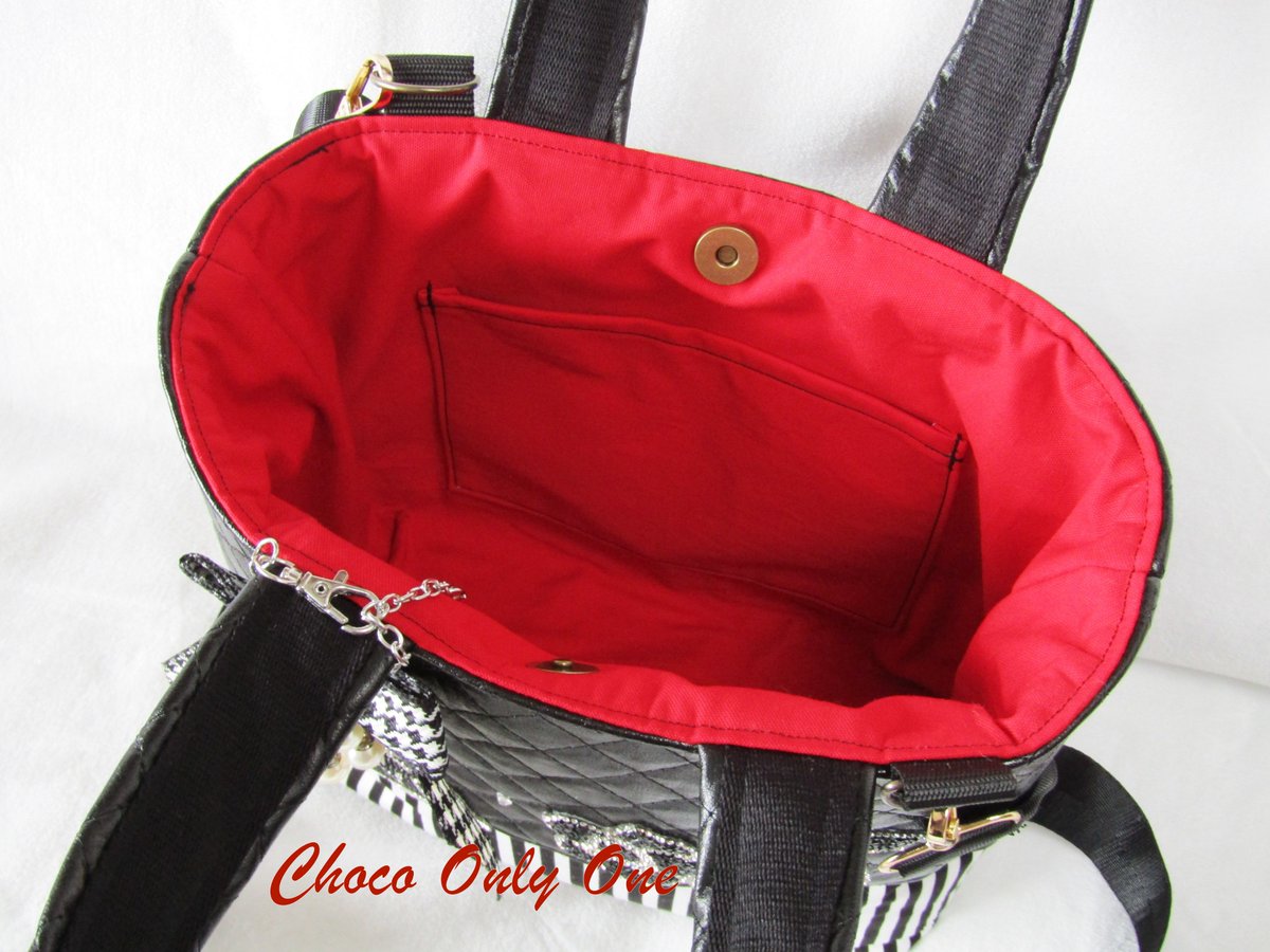 Choco_OnlyOne's tweet photo. こちらも新作バッグ👜でございます♥どうぞよろしくお願い致します😊 https://t.co/Yvy5DPq3WD #Choco_Only_One #カメリア #コスメ #合皮キルティング生地 #ストライプ柄 #ツーウェイバッグ #ツートンカラー #モノト��ン #斜め掛け #軽いバッグ https://t.co/8J9O4ttzF3