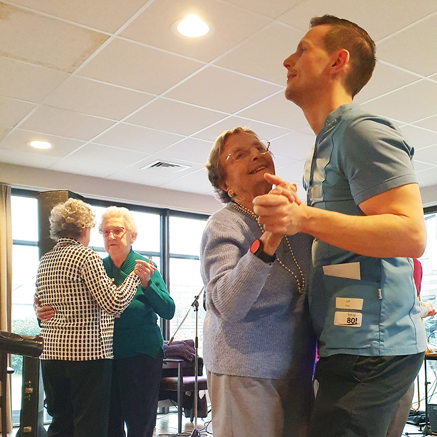 WZCDeFoyer's tweet photo. Een dansje plaatsen? Tuurlijk, tijdens de Thé Dansant in WZC De Zilvermolen. 😄 https://t.co/jdZZdArnGN