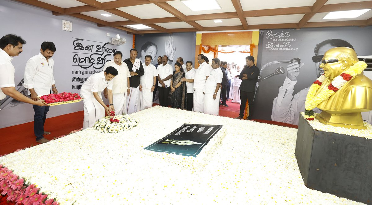Udhaystalin's tweet photo. பேரறிஞரின் நினைவுநாளான இன்று, அவரின் நினைவிடத்தில் மரியாதை செய்தபிறகு அவரின் தம்பி முத்தமிழறிஞர் கலைஞரின் நினைவிடத்திலும் மரியாதை செய்து, மாநில சுயாட்சி-தமிழர் நலன்-சமூகநீதி என அவர்கள் பரப்பிய கொள்கைகளை முழுமையாக வென்றென்டுக்க உறுதியேற்றோம்.
#என்றென்றும்_அண்ணா
#என்றென்றும்_கலைஞர் https://t.co/OOt4jGzNY3