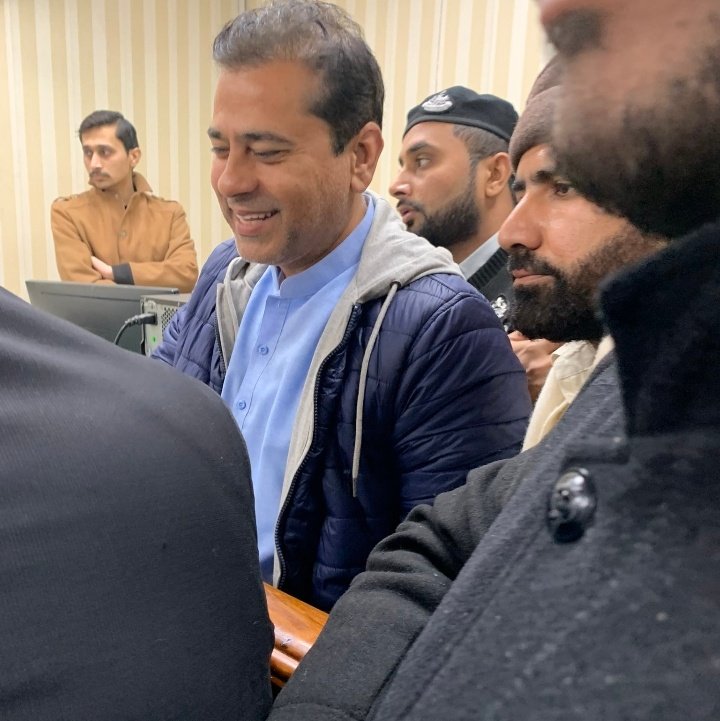 Journalist Imran Riaz Khan in court .
Smile show no fear 
@ImranRiazFan_ @ImranRiazk_ @ImranRiazzKhan1 @ImranRiazFan @ImranRiazKhan @ImranRiazKhanK