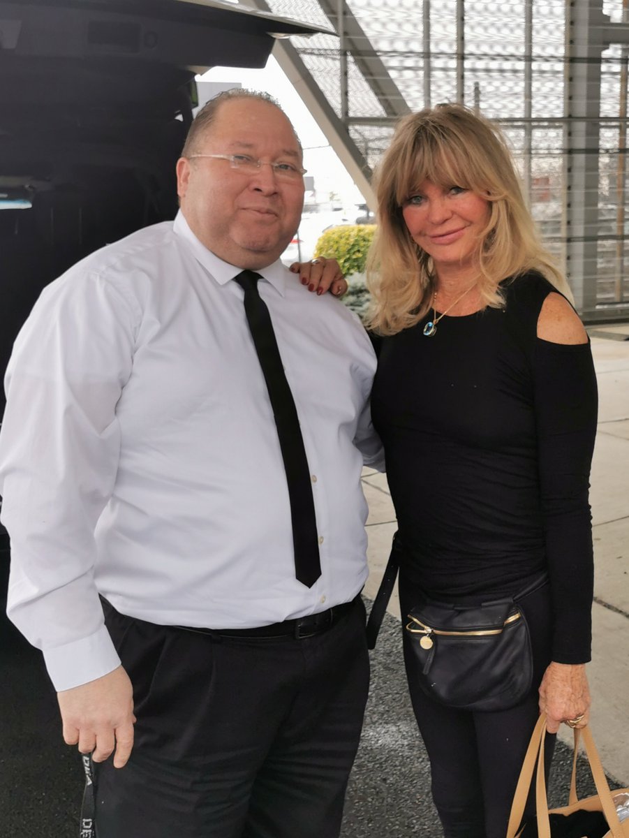 DjZxAVI_Ent's tweet image. I had the opportunity to meet a very nice person today at work Mrs. Goldie Hawn. 
#hhhlimos #goldiehawn #MindUp