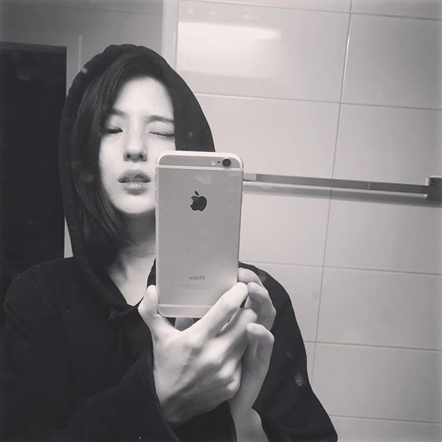 soheejpeg's tweet photo. #HANSOHEE #한소희: mirror selfies during her x_junk era https://t.co/gk5yA0ZHyF