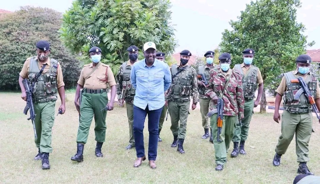 Jadesgjades's tweet photo. August 30th 2021 his excellency @WilliamsRuto welcomed his new security team. Na Hakuna kitu alifanya. #rutoisthepresident #respectlaw. https://t.co/LQg0wl0E1d