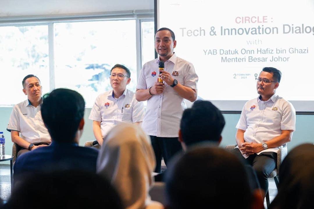 onnhafiz's tweet photo. Orang muda adalah permata kita.

Saya amat teruja mendengar penerangan daripada anak-anak muda yang telah menjadi pengasas dan usahawan ‘startup’ di negeri ini. 

1/8 https://t.co/dh7gpGk7EU