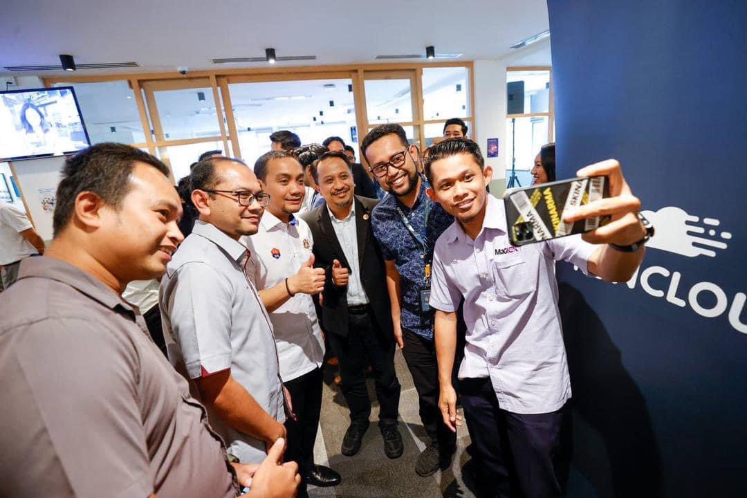 onnhafiz's tweet photo. Orang muda adalah permata kita.

Saya amat teruja mendengar penerangan daripada anak-anak muda yang telah menjadi pengasas dan usahawan ‘startup’ di negeri ini. 

1/8 https://t.co/dh7gpGk7EU