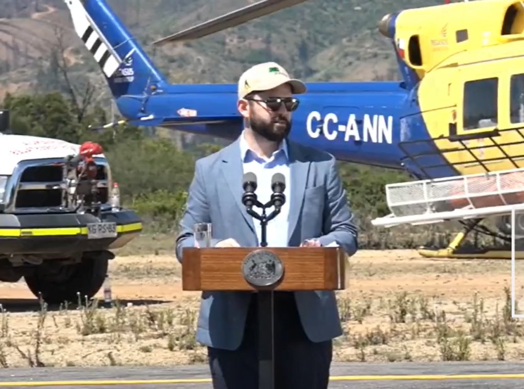 Ustedes eran muy jóvenes para recordar cuando <a href="/GabrielBoric/">Gabriel Boric Font</a> presentó el Plan Nacional contra #IncendiosForestales para el periodo de 2022-2023. Aumentó el presupuesto para Conaf del 4,2% que solía ser a 22% y la única preocupación de fachistan era que se parecía a Bukele 🥴